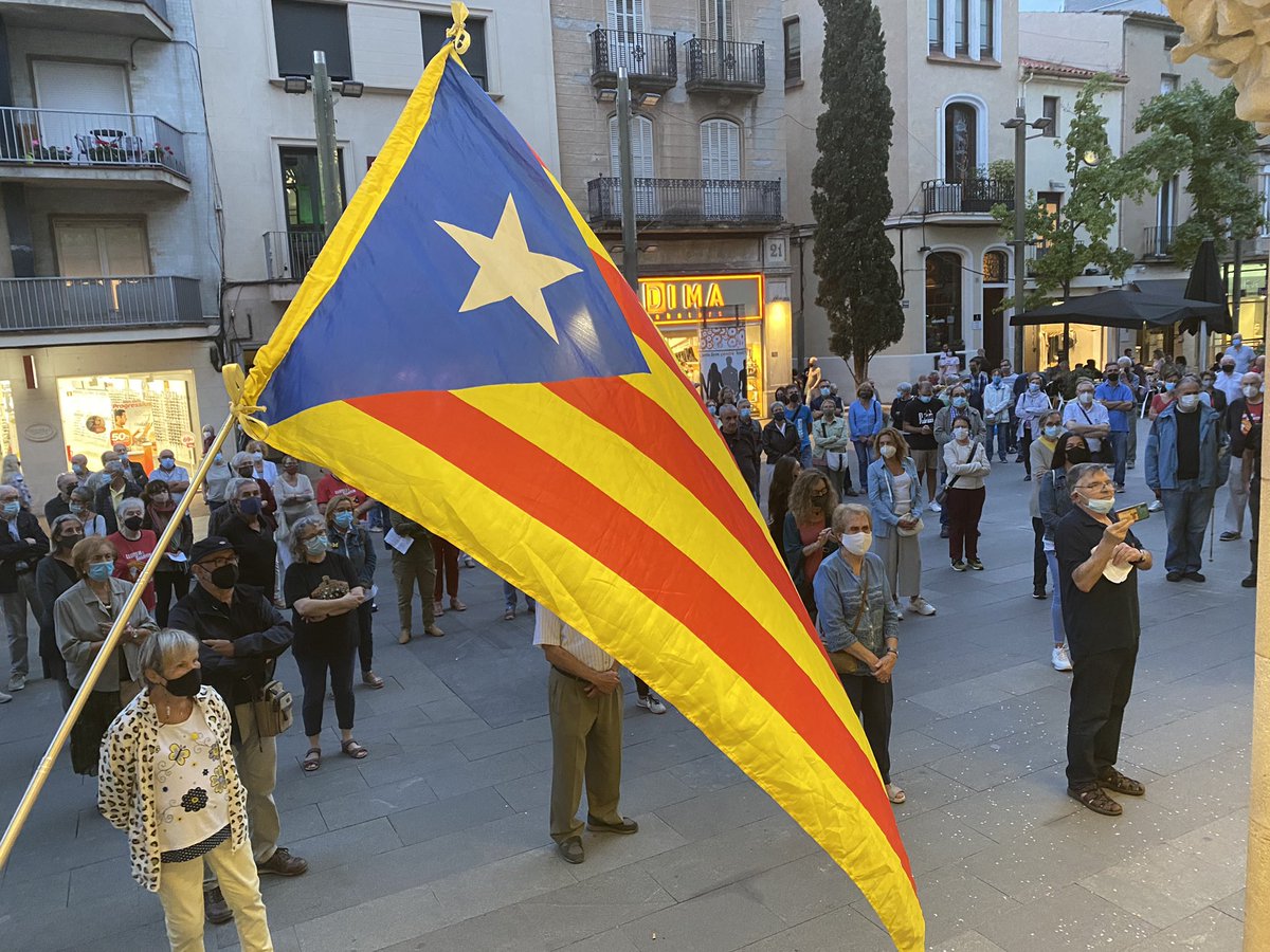 juntsxterrassa_'s tweet photo. Avui als #cantsperlallibertat a #terrassa en commemoració al referèndum de l’#1oct, com cada dia i sempre en reclam per la llibertat i l’amnistia #fretothom #Indepèndencia #amnistia https://t.co/aaFvGG54gP