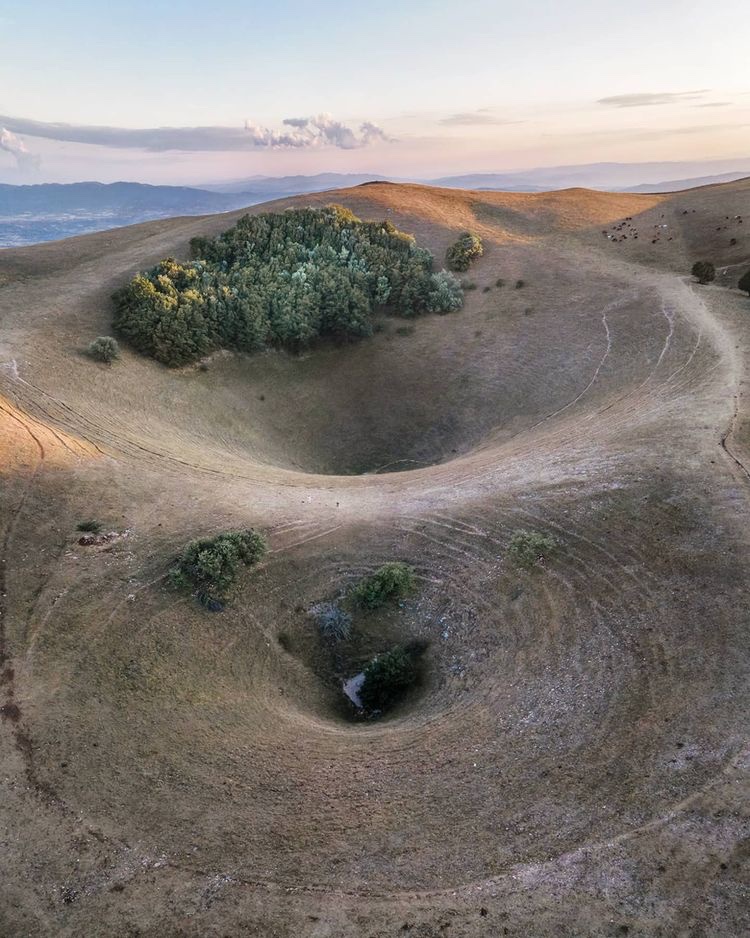 UmbriaTourism's tweet photo. Come dei grandi imbuti queste 2 doline, dette #mortari, sono formazioni carsiche nate da spaccature degli strati superficiali che compongono quest’area del Monte #Subasio creando un paesaggio unico!
Tanti gli itinerari nel Parco https://t.co/FapQMYVbxe
Ph kamowanderlust
#Umbria https://t.co/SHUVEG1qgB