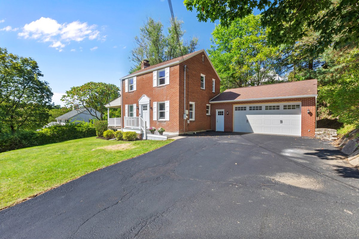 aprilhubal's tweet photo. Showings start tomorrow this house is beautiful 🤩 https://t.co/iMr8ehEuqx #pghrealestate https://t.co/122LWsuyJP