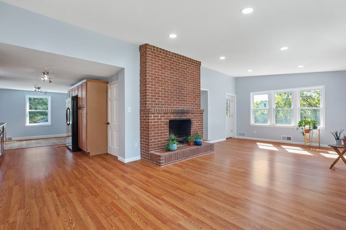 aprilhubal's tweet photo. Showings start tomorrow this house is beautiful 🤩 https://t.co/iMr8ehEuqx #pghrealestate https://t.co/122LWsuyJP