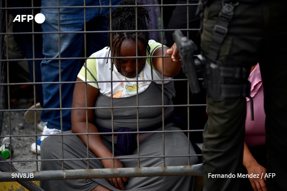 AFPespanol's tweet photo. Desconsolados, familiares de 118 presos masacrados en Ecuador se agolpan ante la morgue #AFP https://t.co/4PtZRrNKY6
✍ Jimmy  Tapia Borja
📸 Fernando Méndez https://t.co/lByFGlZzLH