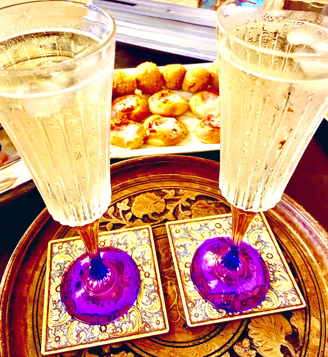 LaBiondastra's tweet photo. Chi siete?
Dove andate?
Un prosecco!
Sì ma chi siete?
#FridayAtWork https://t.co/RsuMt9hksZ