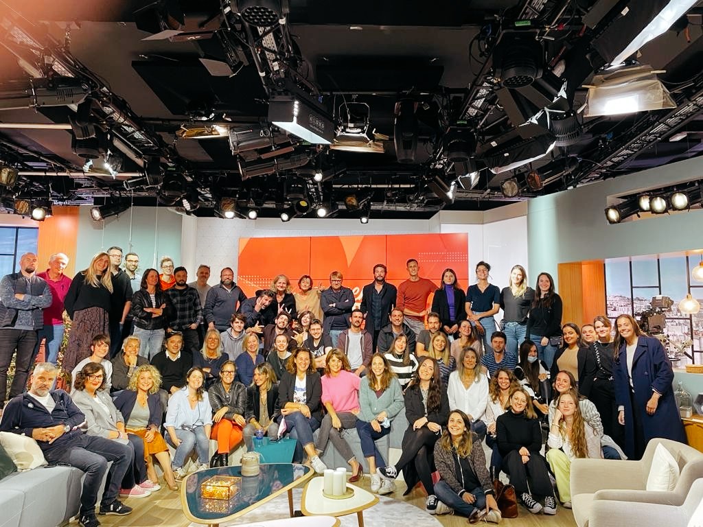 CaCommenceAuj's tweet photo. C'est l'heure de la photo de classe !
Ceux qui font aussi la magie de #CCA, ceux qui travaillent dans l’ombre pour vous proposer chaque jour des émissions émouvantes où la parole est reine.
Une Dream Team, une famille, #CCA c'est ça ! https://t.co/6yOqU2ww52