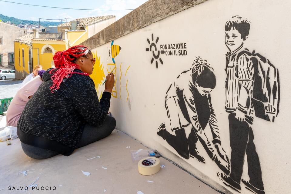 ConilSud's tweet photo. Oggi 120 murales in tutta Italia in luoghi di aggregazione rappresentativi per celebrare la giornata europea delle Fondazioni. Un’emozionante opera collettiva promossa da @acri_ufficiale. Ecco le opere di alcuni progetti sostenuti da Fondazione #ConIlSud. #nonsonounmurales https://t.co/xTtSqcZYzY