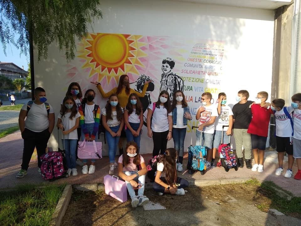 ConilSud's tweet photo. Oggi 120 murales in tutta Italia in luoghi di aggregazione rappresentativi per celebrare la giornata europea delle Fondazioni. Un’emozionante opera collettiva promossa da @acri_ufficiale. Ecco le opere di alcuni progetti sostenuti da Fondazione #ConIlSud. #nonsonounmurales https://t.co/xTtSqcZYzY