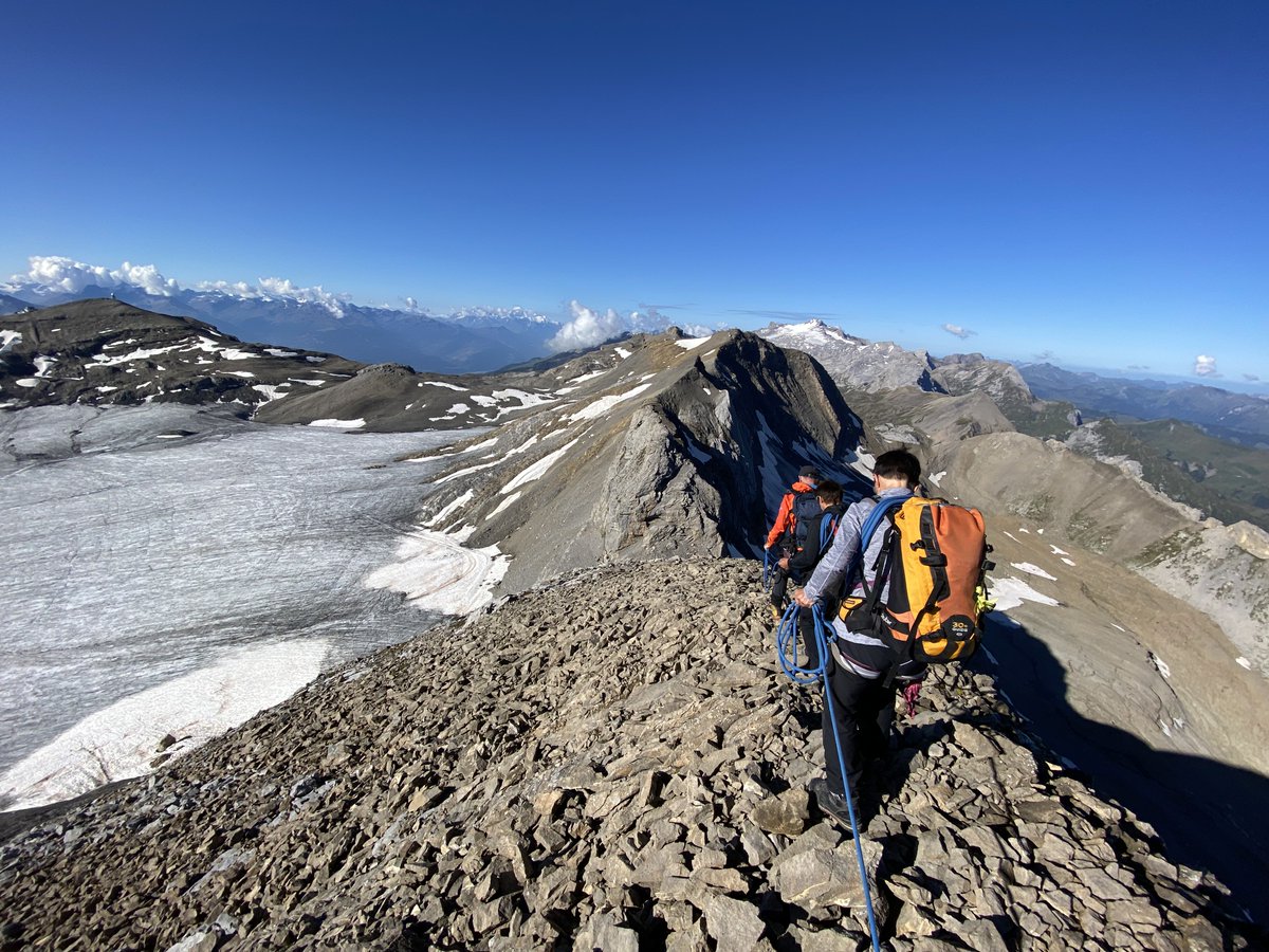 themullerfiles's tweet photo. Summiting a mountain peak with friends is always a great feeling :).
#lenksimmental #berneroberland #swissmountains #hikingadventures https://t.co/pqWCsnjhJ8