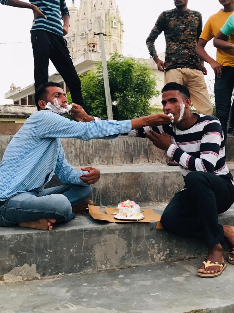 youngwarriors_T's tweet photo. युवाओ को सन्मार्ग पर लाने और एक्टिविटीज में व्यस्त रखने हेतु #दा_यंग_वारियर्स #टीम द्वारा युवाओ का जन्मदिन एक साथ उन सभी के बीच मनाया जाता है जिससे मेलमिलाप बरकरार रखे और नशा जैसी बुरी लतो में जा ही नहीं सके | #thankyou #tejsinghbhai #karouli #DrugsFreeIndia #youthagainstdrugs https://t.co/BjhsfrJDWE