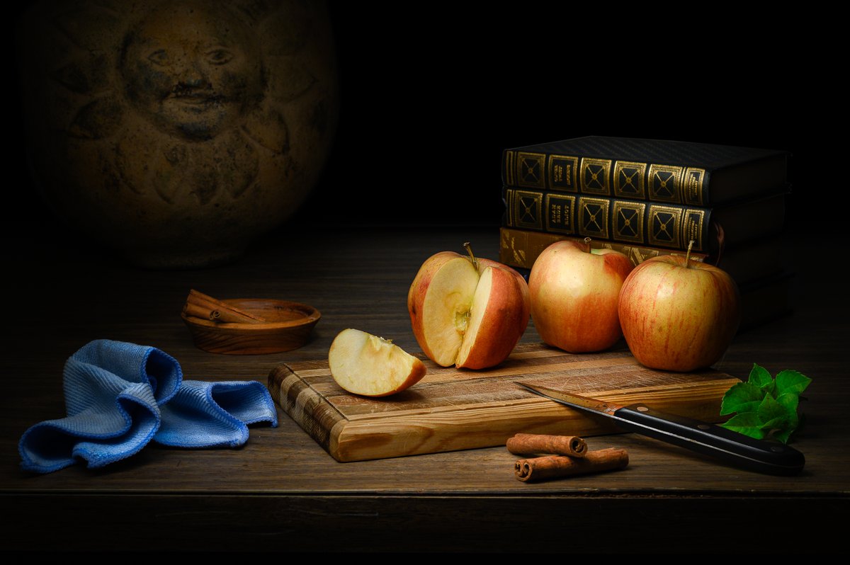 BradChaplin's tweet photo. Still life: Apples.
#apples #books #cinnamonsticks #cuttingboard #dark #dramatic #food #healthy #knife #leaves #lightpainting #living #moody #sliced #Stilllife #table #top #wedge https://t.co/8F0dzMLzRD