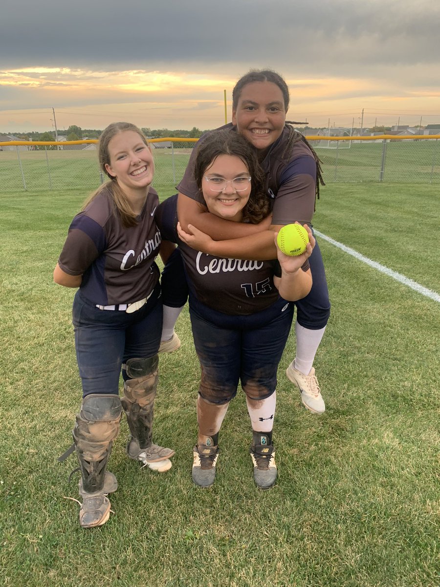 FHC_JVSoftball's tweet photo. ALL SMILES last night as Katie Bensinger smashed a 2-run
🔥HOMERUN🔥in a 16-11 win over Timberland!!  #SheHitADinger https://t.co/5jdZJe61ps