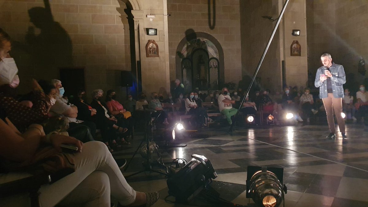 esparreguera's tweet photo. 🎪 L'església de Santa Eulàlia plena de gom a gom per veure l'espectacle inaugural de #LaPalanca, Respira.cions, una creació inèdita de la ballarina esparreguerina Anna Rodríguez Escalé que s'acompanya de 5 artistes per portar el #circ a un lloc inaudit #Esparreguera https://t.co/eU8AfbTsAx