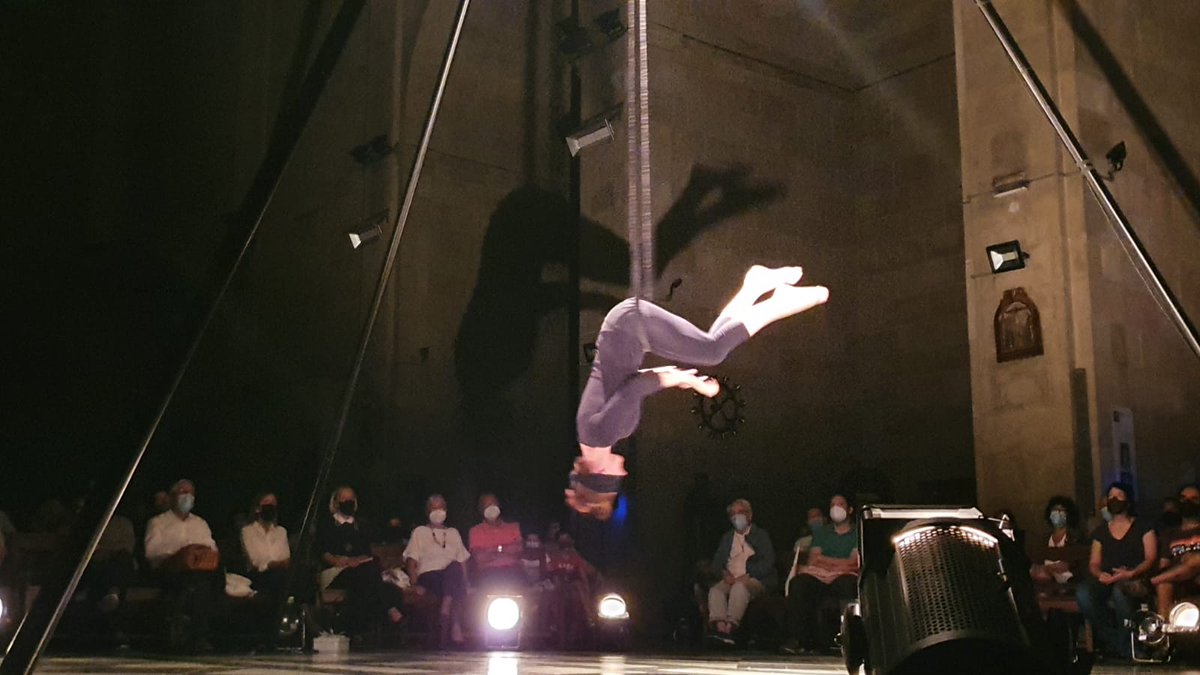esparreguera's tweet photo. 🎪 L'església de Santa Eulàlia plena de gom a gom per veure l'espectacle inaugural de #LaPalanca, Respira.cions, una creació inèdita de la ballarina esparreguerina Anna Rodríguez Escalé que s'acompanya de 5 artistes per portar el #circ a un lloc inaudit #Esparreguera https://t.co/eU8AfbTsAx