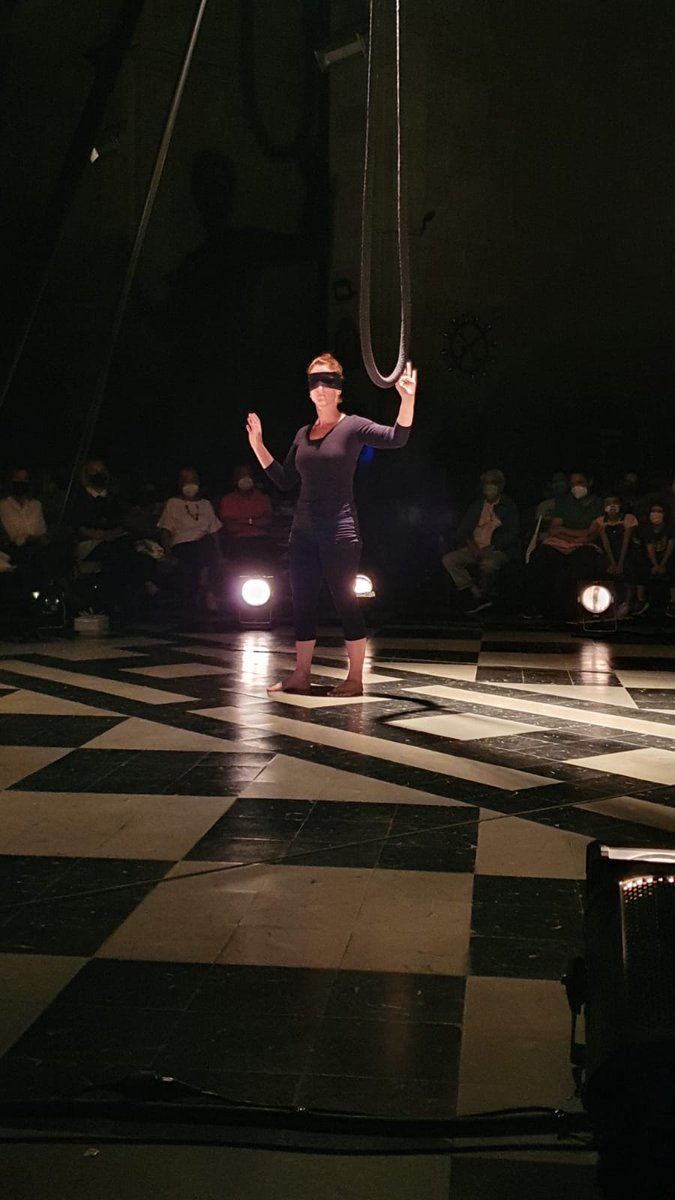 esparreguera's tweet photo. 🎪 L'església de Santa Eulàlia plena de gom a gom per veure l'espectacle inaugural de #LaPalanca, Respira.cions, una creació inèdita de la ballarina esparreguerina Anna Rodríguez Escalé que s'acompanya de 5 artistes per portar el #circ a un lloc inaudit #Esparreguera https://t.co/eU8AfbTsAx