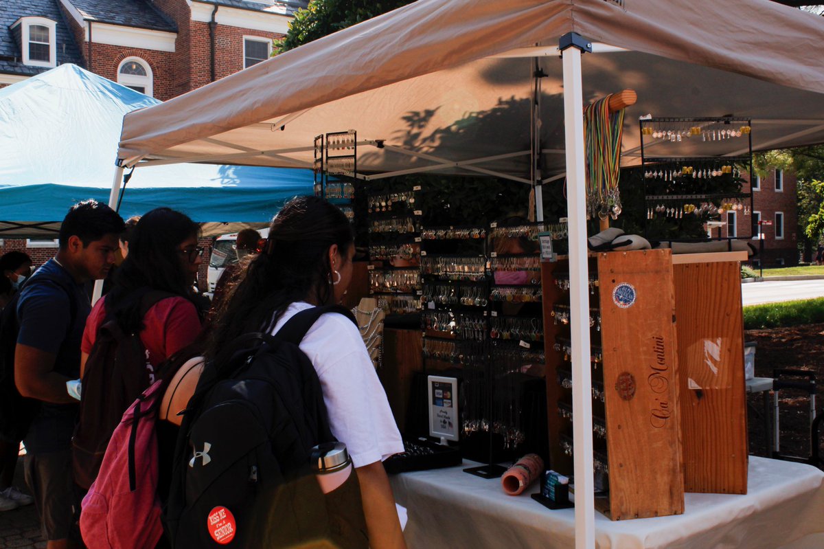 CampusTrainer's tweet photo. The Farmers Market is back at Tawes Plaza! 🍅🥬🍫🍷If you haven’t been, go check it out, along with @em_condon ’s article, to see why we love Wednesdays! 😍

https://t.co/nWjyEUjHir https://t.co/5fq594u27m