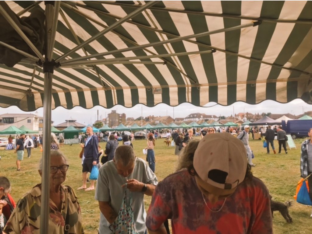 What a fantastic sight from <a href="/BessboroughFarm/">Kevin Kay</a> stall last Sunday. 
#BusyMarket #happyshoppers #happystallholders 
#lastsundayofthemonth #farmersmarketbythesea