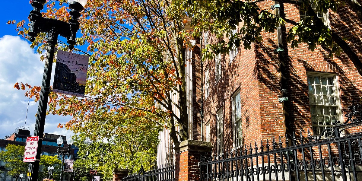 Harvard's tweet photo. Starting to see signs of fall on campus 🍁  #HarvardInAutumn https://t.co/UY1OffYpaJ