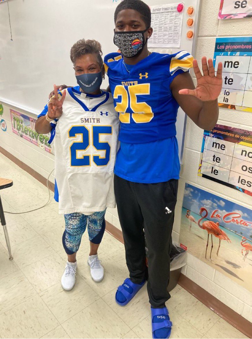 OscarSmithFB's tweet photo. “Got my Back, Get my Jersey”
A tribute to those who inspire us‼️ Thank you 🙏 Señora Curry 🔵🟡🐅 #riverweek https://t.co/k0QnYXWvx5
