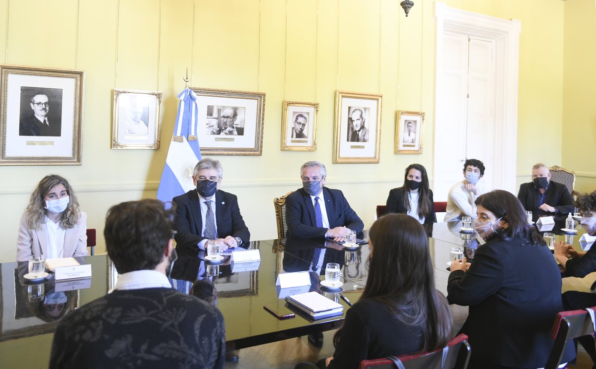 alferdez's tweet photo. Tras reunirme con científicas y científicos, anunciamos una inversión de 12 mil millones de pesos para 72 obras de edificios del CONICET en 21 provincias.

Concebimos al desarrollo de la ciencia y la tecnología como una política de Estado que debe llegar a cada rincón del país. https://t.co/gKaK030bHh