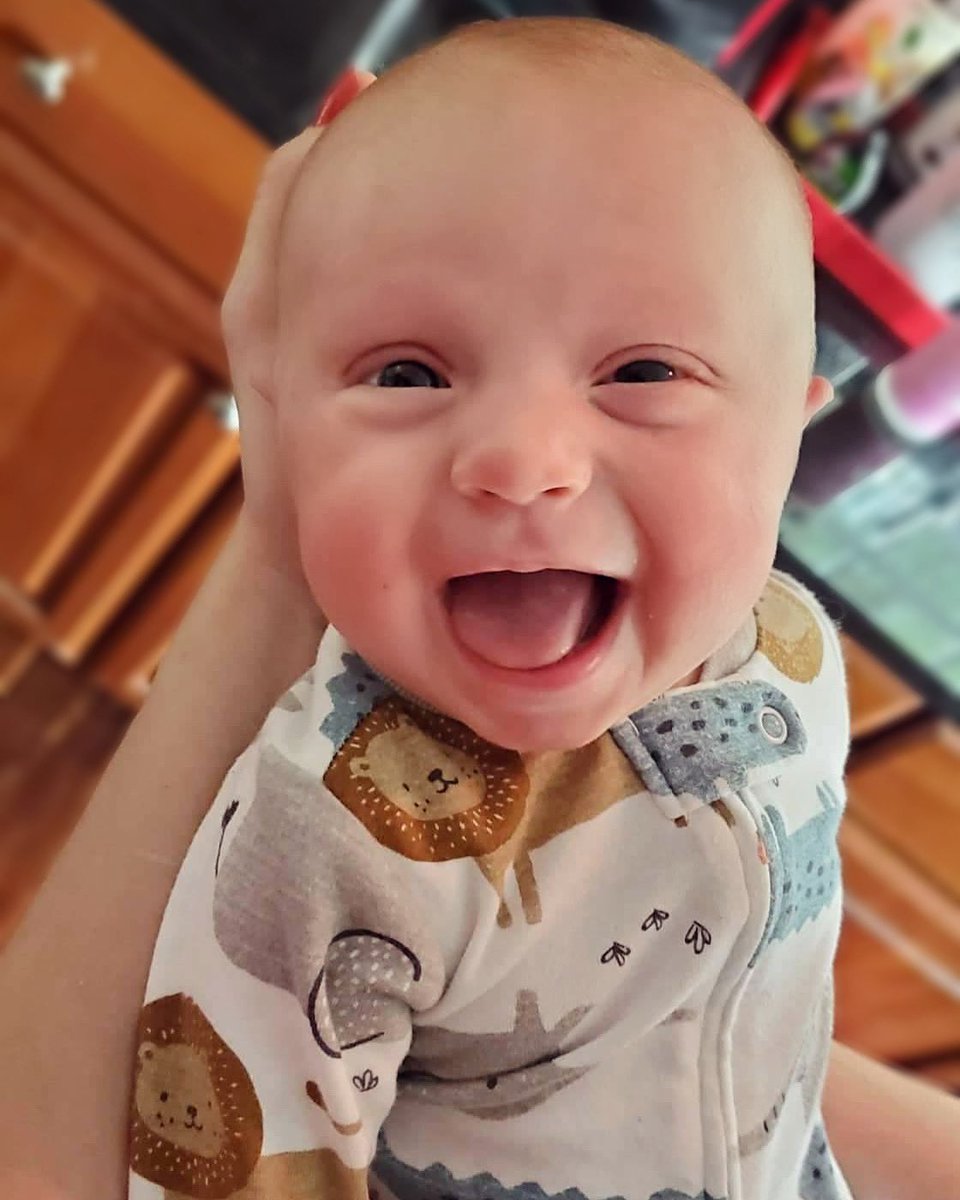 Babies typically smile intentionally at 2 months &amp; giggle at 4 months… I am clearly ahead of the curve 

#onemonthold