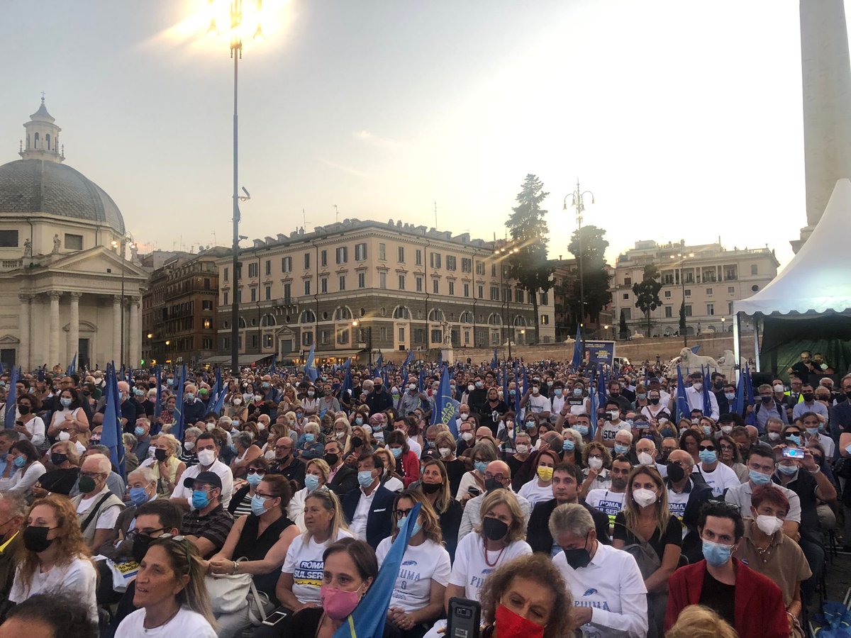 CarloCalenda's tweet photo. I riformisti riempiono le piazze più di sovranisti e populisti. Se hanno coraggio. Se scelgono la strada dura. Se ci mettono il cuore. Se combattono. Andiamo a vincere. https://t.co/Iz9fwrqWJ4