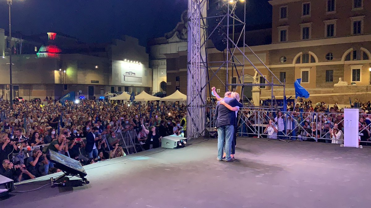 CarloCalenda's tweet photo. I riformisti riempiono le piazze più di sovranisti e populisti. Se hanno coraggio. Se scelgono la strada dura. Se ci mettono il cuore. Se combattono. Andiamo a vincere. https://t.co/Iz9fwrqWJ4