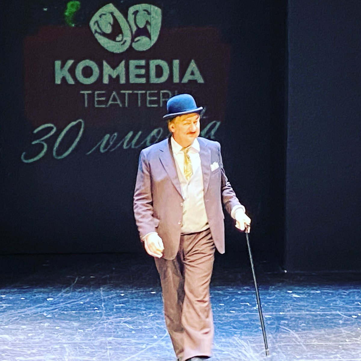 Huikea, hauska, jännittävä ja ehtaa Waltaria! #komisariopalmu <a href="/aimorasanen/">Aimo Räsänen</a> <a href="/MikkoVaismaa/">Mikko Vaismaa</a> 
Kiitos! Pikku hiljaa paluu normaaliin, ihana kulttuurisyksy alkakoon! <a href="/Komediateatteri/">Komediateatteri</a> #rakastanteatteria