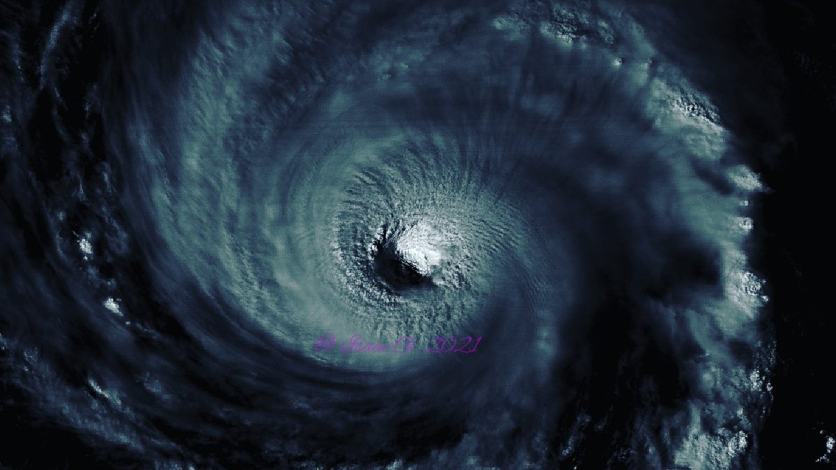 Storm_Chaser_75's tweet photo. A look at a *very* beautiful #HurricaneSam this afternoon.
Fortunately, #Sam should stay out to sea for the most part, With #Bermuda seeing the most impacts as it passes well east of the island.
 #MajorHurricaneSam https://t.co/ECJfiXHLpr