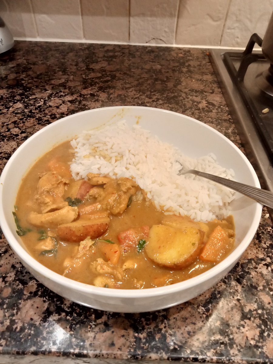 Geology_Tim's tweet photo. Thai yellow chicken curry. All from scratch including the yellow curry paste. #cooking #mealforone #phdlufe https://t.co/dolATJYdGt