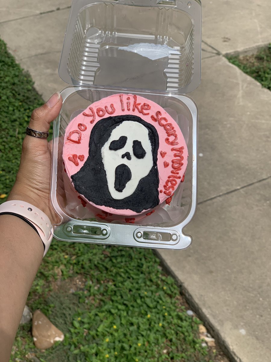 GraveTesse's tweet image. A little spooky, a little scary, a little cute and a lot of sweetness💓

These babies are all up for SALE🦇✨

•Ghostface: funfetti/strawberry pudding 
•Ghouls: funfetti/ vanilla buttercream 
•Trick R Treat: vanilla/vanilla buttercream 
•Bats : funfetti/vanilla buttercream