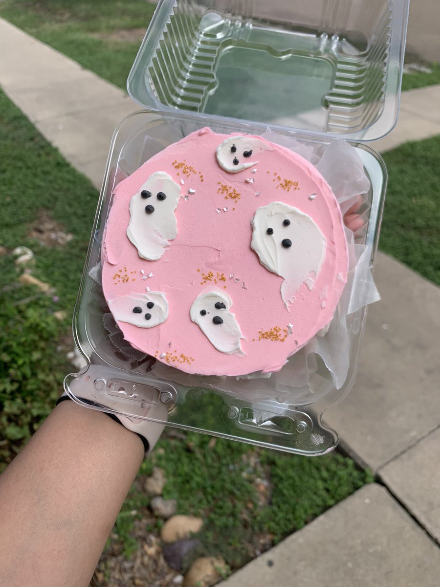 GraveTesse's tweet image. A little spooky, a little scary, a little cute and a lot of sweetness💓

These babies are all up for SALE🦇✨

•Ghostface: funfetti/strawberry pudding 
•Ghouls: funfetti/ vanilla buttercream 
•Trick R Treat: vanilla/vanilla buttercream 
•Bats : funfetti/vanilla buttercream