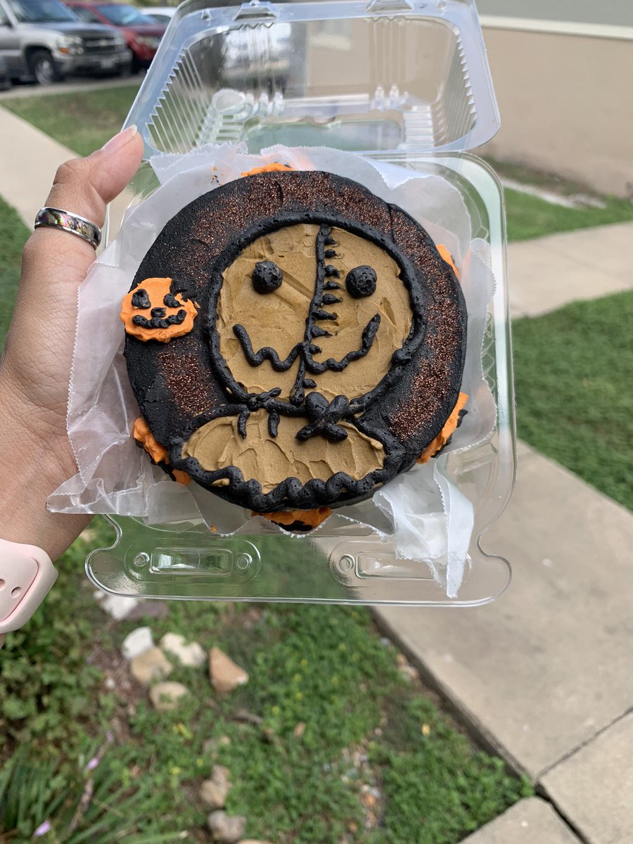 GraveTesse's tweet image. A little spooky, a little scary, a little cute and a lot of sweetness💓

These babies are all up for SALE🦇✨

•Ghostface: funfetti/strawberry pudding 
•Ghouls: funfetti/ vanilla buttercream 
•Trick R Treat: vanilla/vanilla buttercream 
•Bats : funfetti/vanilla buttercream