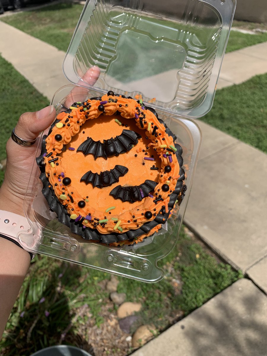 GraveTesse's tweet image. A little spooky, a little scary, a little cute and a lot of sweetness💓

These babies are all up for SALE🦇✨

•Ghostface: funfetti/strawberry pudding 
•Ghouls: funfetti/ vanilla buttercream 
•Trick R Treat: vanilla/vanilla buttercream 
•Bats : funfetti/vanilla buttercream