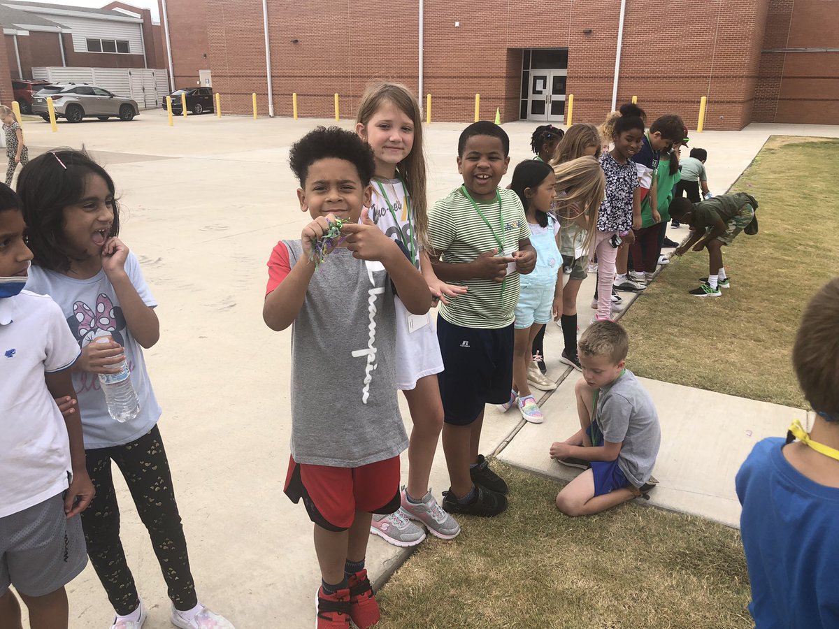 MissKaresh's tweet photo. When your class spends time picking up trash from GMR without being asked #takecareofthisplace π€©π€©π€©πππ€π€ #RogersActsofKindness @RogersFrisco #RogersFrisco2021 https://t.co/Fx6X4j940v