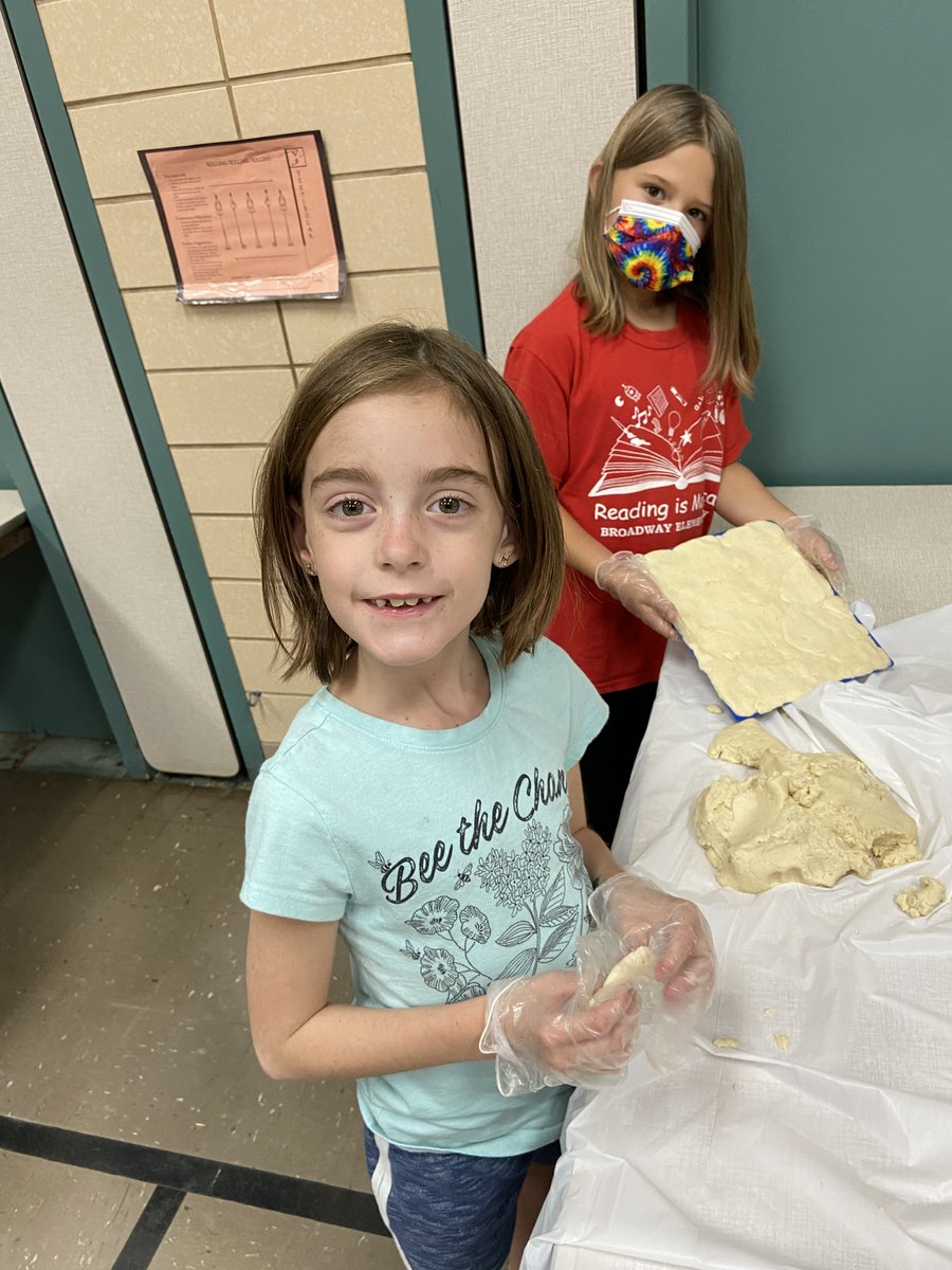 Broadway23Tipp's tweet photo. Mrs. Bledsoe's students created landforms today. https://t.co/mE2Eek4EU8