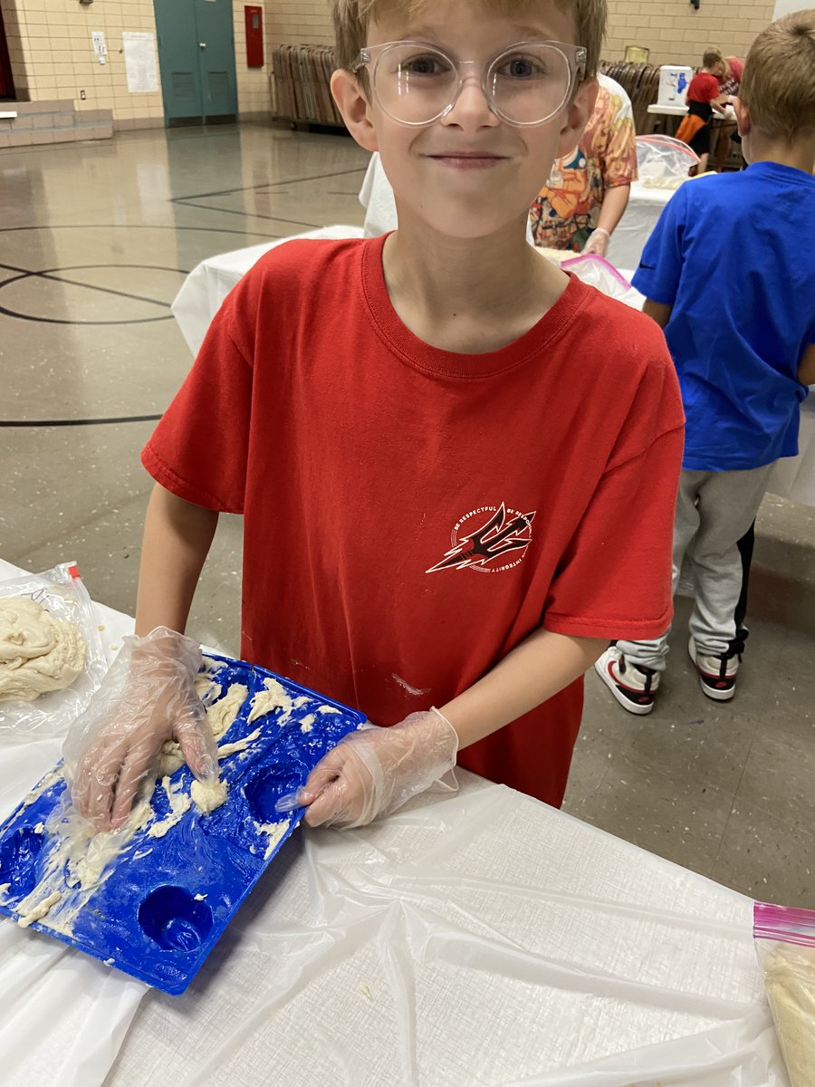 Broadway23Tipp's tweet photo. Mrs. Bledsoe's students created landforms today. https://t.co/mE2Eek4EU8