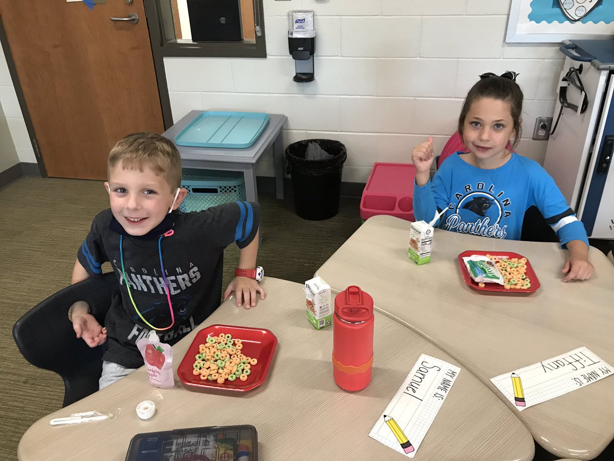 HBostardi's tweet photo. Happy Apple Day! 🍏❤️ @KingsTownElem #thatknightlife https://t.co/79LGxkIBaN