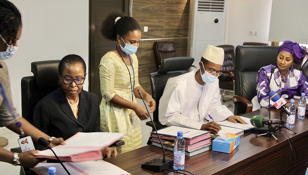 MEF_Mali's tweet photo. Signature de 4 accords de financement de projets d’un montant total de 237,5 M $ ( 133,12 mrds de FCFA) entre le ministre Alousséni SANOU et Mme Clara De SOUSA de la @BM_Afrique ce vendredi 1er oct. 2021 à #Bamak
#Energie #Transport #infrastructure #Sante #COVID19 #Développement https://t.co/q3t4Unnivc