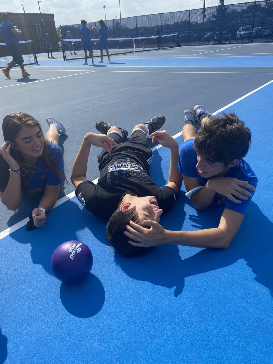 Janineneno's tweet photo. @DSmithCSHS THAT FRIDAY FEEL @SandburgHS @SandburgPE #brothers https://t.co/yVALLZZnnO