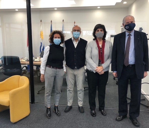 ONUDI_conosur's tweet photo. 👉🏼Hoy recibimos al Presidente del @LATU_uy, Ruperto Long acompañado de Jorge Silveira, Maria Borthagaray y Mariela Gonzalez. 
Agradecemos estas instancias de diálogo para fortalecer vínculos e identificar sinergias.
🤝Gracias por la visita! https://t.co/DXuXzFprom