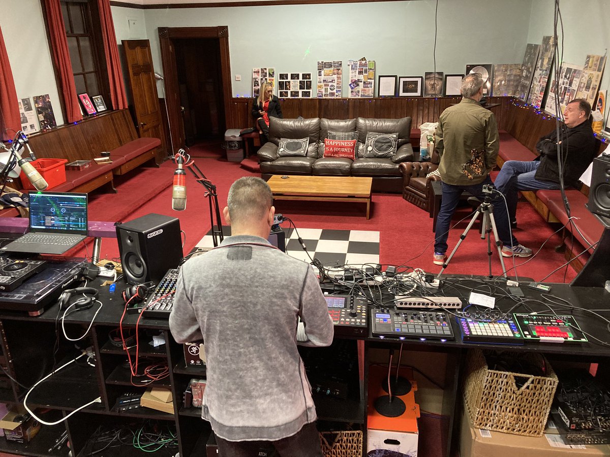 twitch.tv/5thelementni. Live now on twitch and skankfm.com lock on. Line up! 

8 - 9pm David Anderson - Hairybear records
9pn 10pm - CULA
10om - 11pm Paul Briggs - Rising Edge Radio

11pm - 12pm live set
DEEP DIVISION