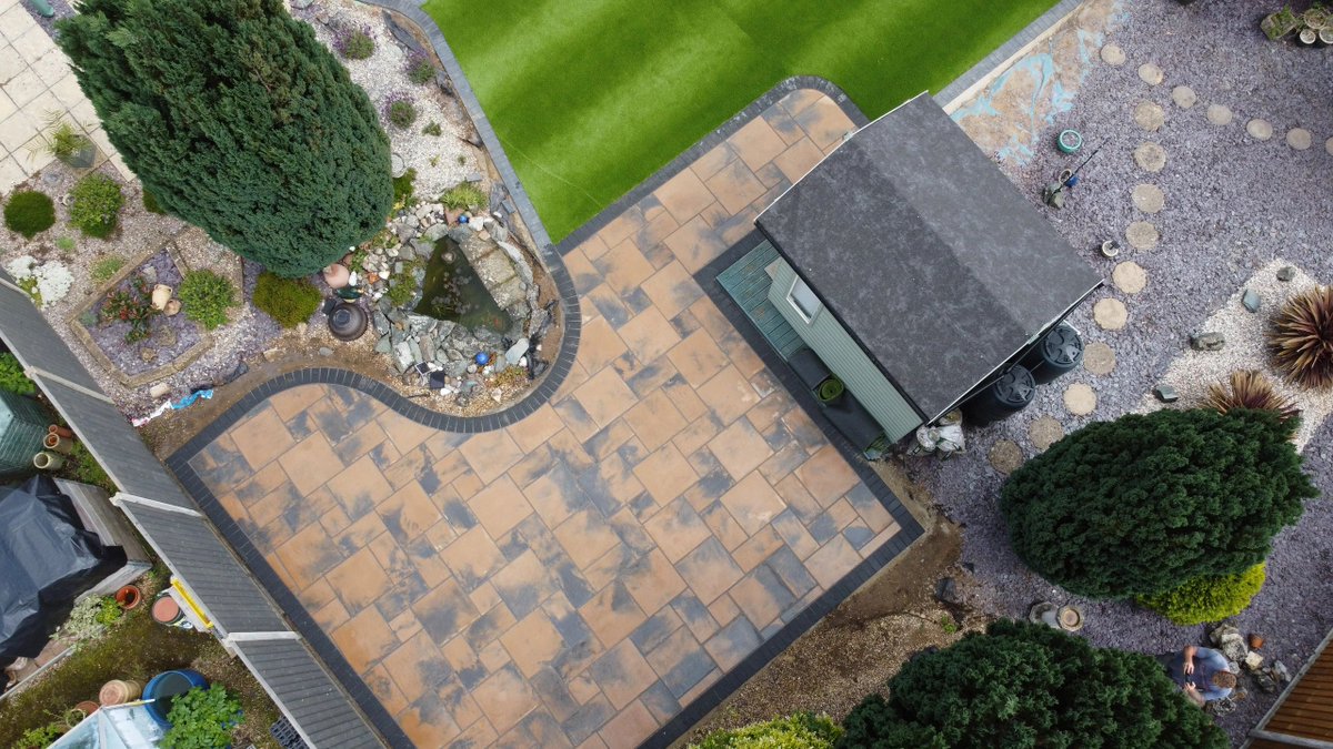 ProjectLandsca3's tweet image. Project from a few months back.
Marshalls Firedstone paving with a charcoal edge, also using their summer lawn artificial grass.
We also changed the clients brickwork entrance to make the garden more accessible.