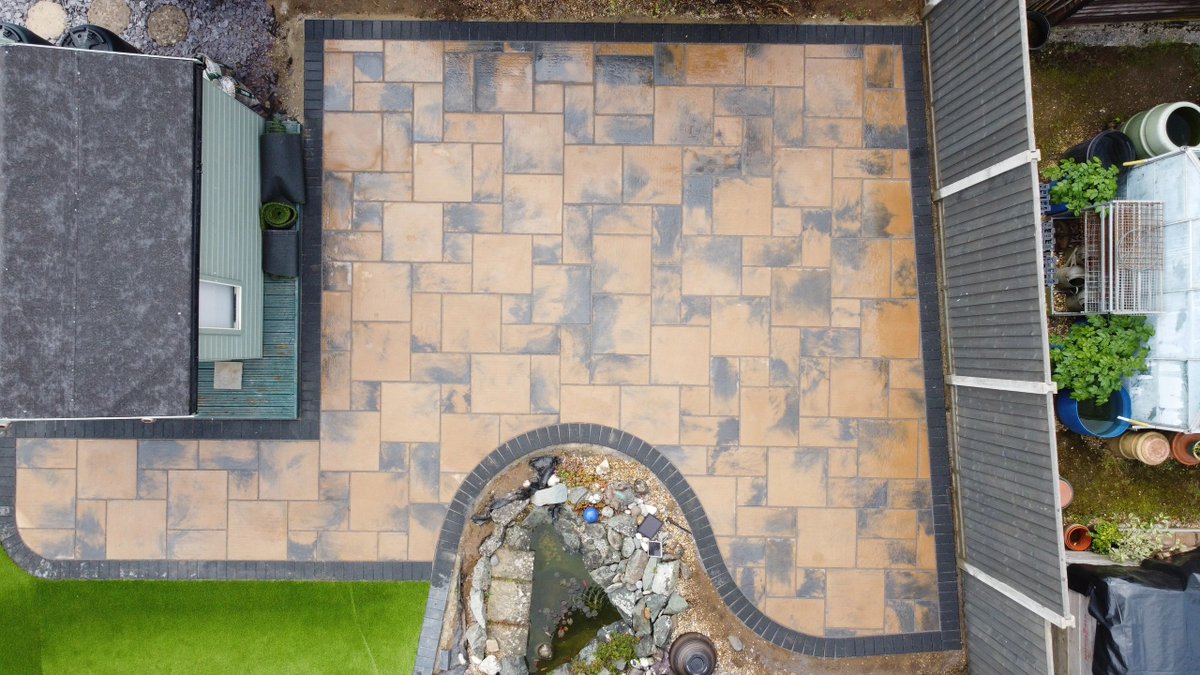 ProjectLandsca3's tweet image. Project from a few months back.
Marshalls Firedstone paving with a charcoal edge, also using their summer lawn artificial grass.
We also changed the clients brickwork entrance to make the garden more accessible.