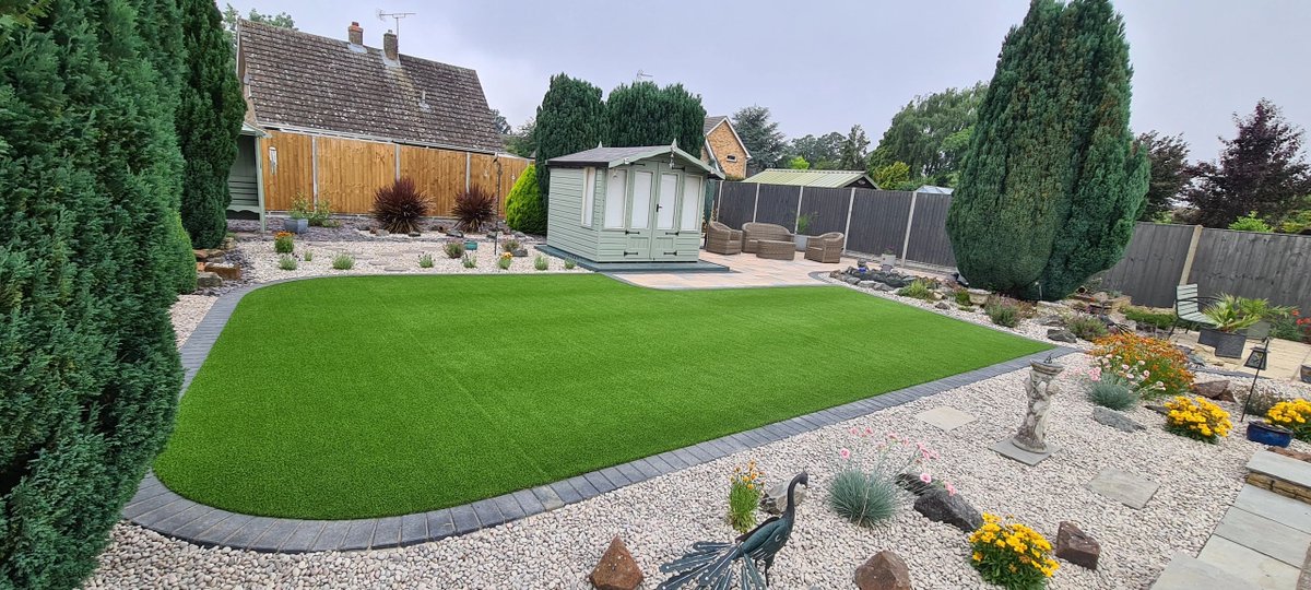 ProjectLandsca3's tweet image. Project from a few months back.
Marshalls Firedstone paving with a charcoal edge, also using their summer lawn artificial grass.
We also changed the clients brickwork entrance to make the garden more accessible.