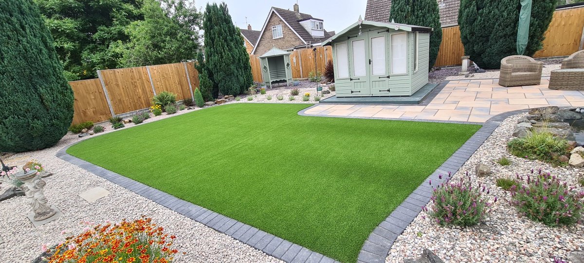 ProjectLandsca3's tweet image. Project from a few months back.
Marshalls Firedstone paving with a charcoal edge, also using their summer lawn artificial grass.
We also changed the clients brickwork entrance to make the garden more accessible.