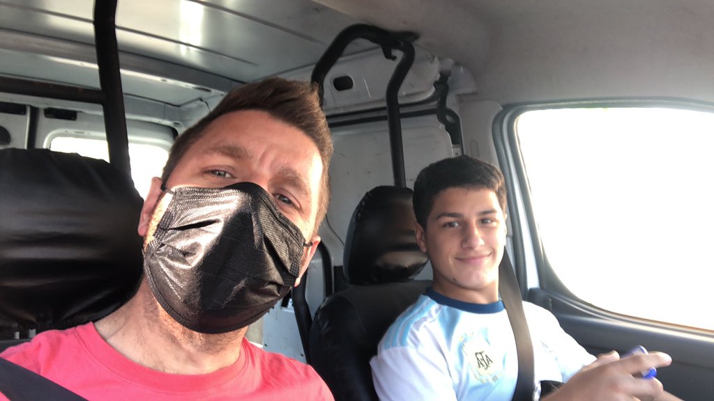 fpiotro's tweet photo. #CHORIGABES yendo a hockey con Feli a los gritos https://t.co/geJKMFWeAq
