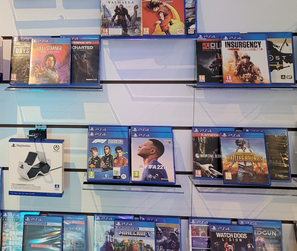 VBrumath's tweet image. Du côté de PS4, de très gros opus sont au rendez-vous ! Il y a Assassin's Creed VALHALLA, GHOST of TSUSHIMA, Chivalry II, Battlefield V ou même Grand Theft Auto V alias GTA5 que vous pouvez retrouver dans votre boutique VR Game 🎮 !!!