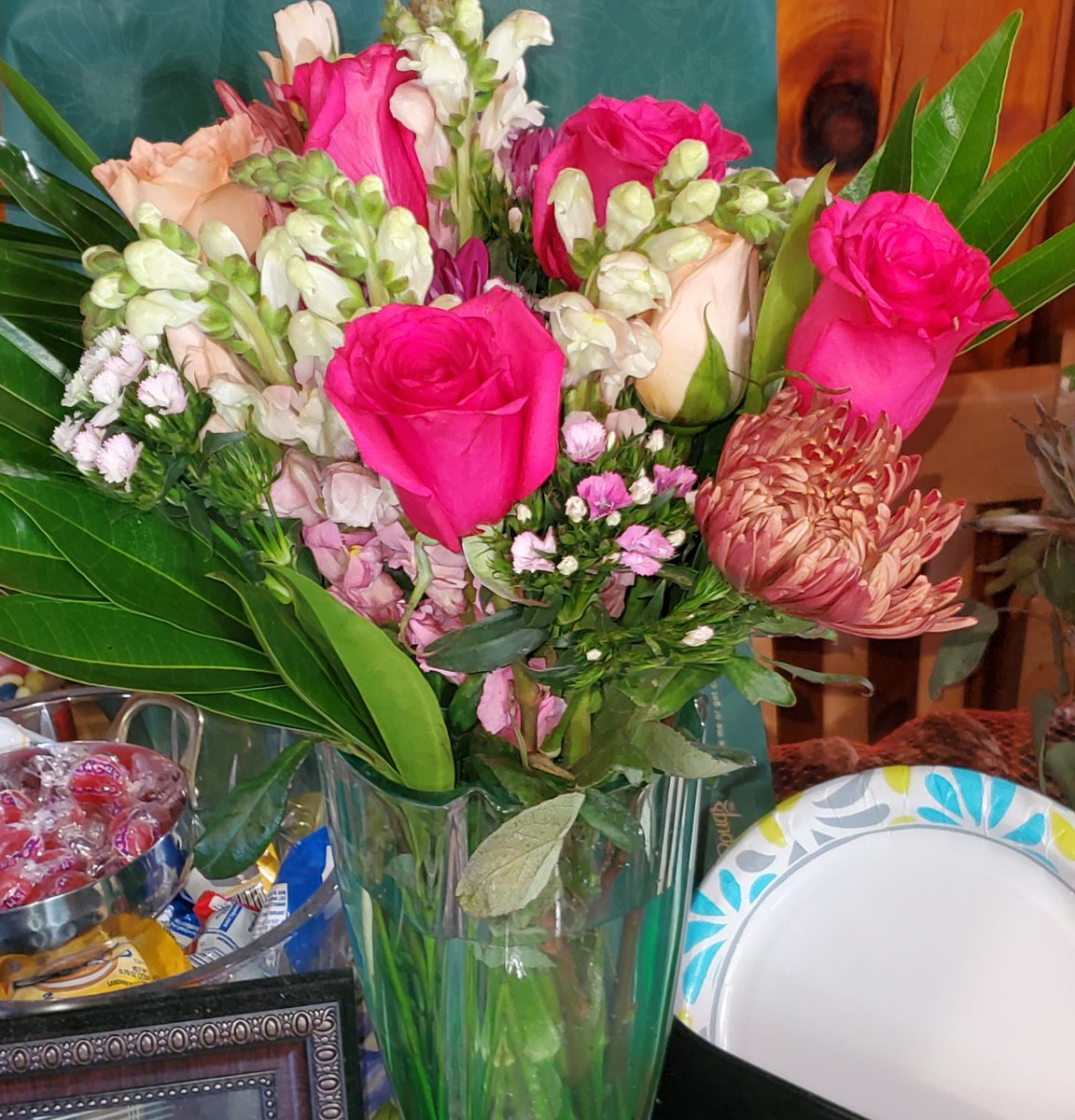 CLM_1941's tweet photo. Thursday was not a good day until I got home. There was a box from @TheBouqsCo with #bouqlove inside. Thank you secret admirer. You made my week! Be better today than you were yesterdayβ¦. Great company - @JohnGTabis https://t.co/sz0cbWSSyq