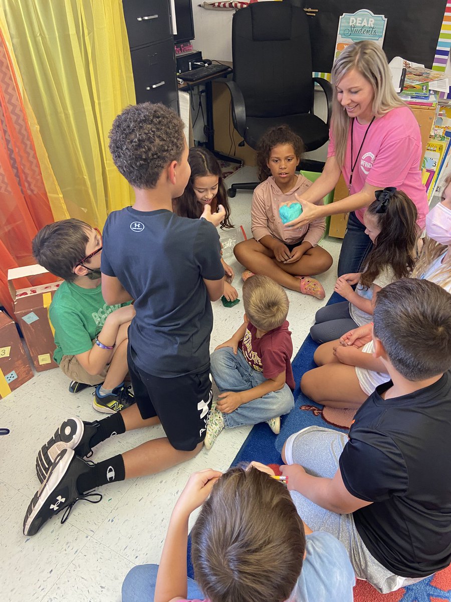 Sharing our knowledge about mixtures and solutions with our PreK and 5th grade friends. Students have really enjoyed meeting other grades and sharing what we know. <a href="/fainrockets/">Fain Elementary</a> <a href="/WFISDschools/">Wichita Falls ISD</a>