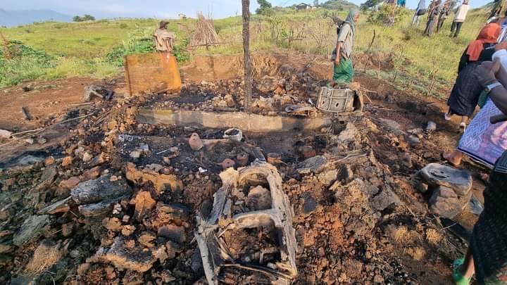 SuleimanAbdell7's tweet photo. ሦስተኛ መልዕክት shocked w/n meddlers expelled. Not when Hundreds aid trucks&amp; their fuels used by the TPLF to invade Amhara&amp; Afar. Not when TPLF massacred men, women&amp; children with impunity. Not when rebels snatched high energy foods from the vulnerable.Shame #HandsoffEthiopia https://t.co/4JtkZlNd4L