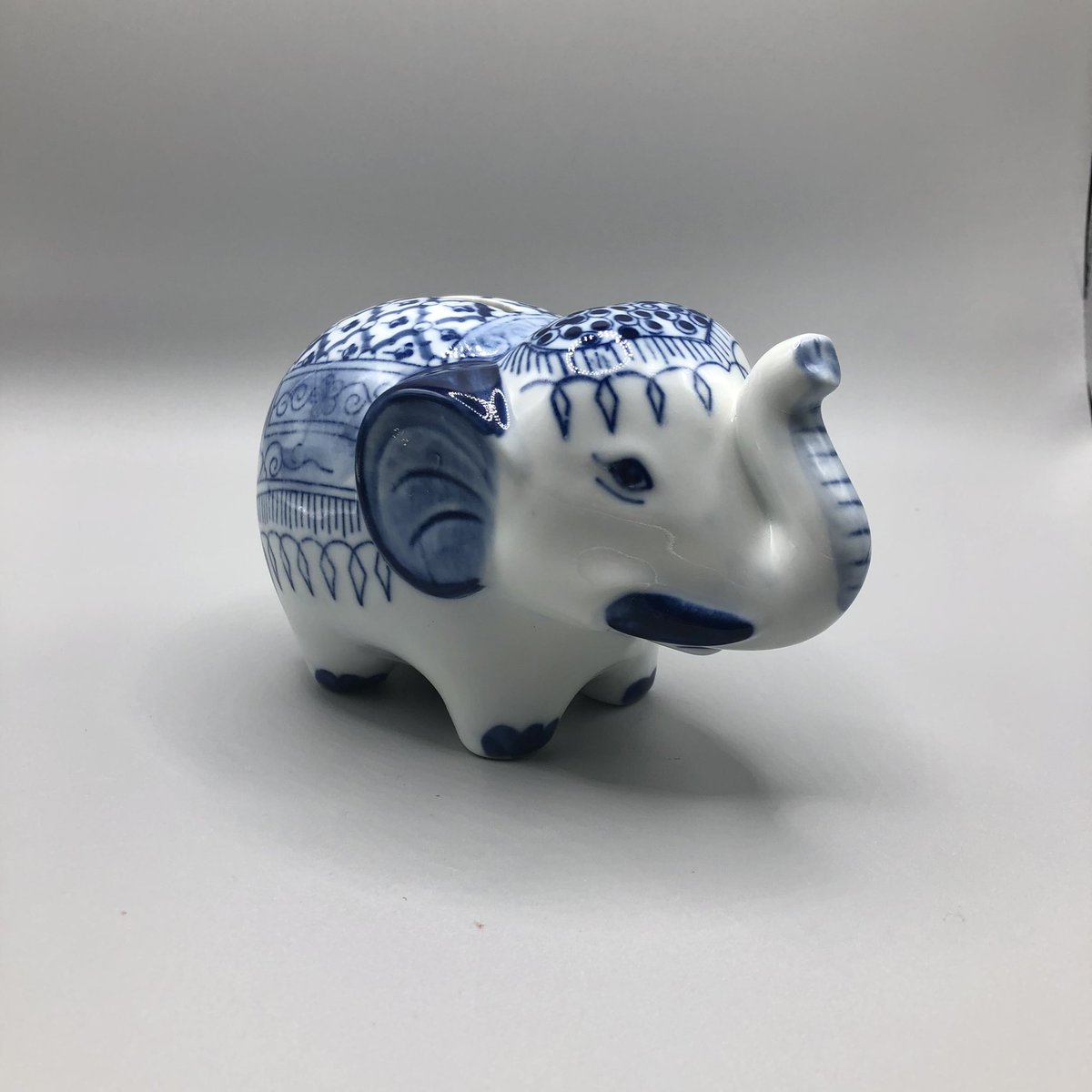 beezyandco's tweet photo. This lucky little elephant money bank would make a great gift for a collector! It’s available on @etsy at BeezyAndCo - link in bio #vintage #lucky #elephant #money #bank #piggybank #WorldSmileDay #cobalt #blue #white #trunkup #giftideas #FlashbackFriday #FridayVibes #etsygifts https://t.co/Bh19U1AxyU