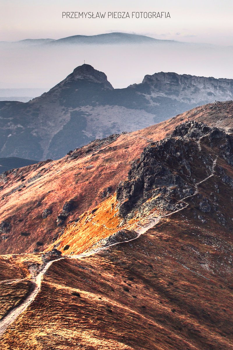MeteoprognozaPL's tweet image. Beskid, Giewont i Pilsko w jesiennym rządku stoją. Autor: Przemysław Piegza - Fotografia.